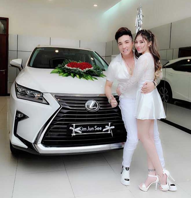 Đầu tháng 1 vừa qua, Lâm Chấn Khang gây xôn xao cộng động mạng với màn cầu hôn ấn tượng. Anh cũng mua tặng xe hơi trị giá hơn 4 tỷ thay món quà ngỏ lời kết hôn với bạn gái gắn bó 17 năm.