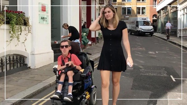 Cô gái xinh đẹp, giỏi giang yêu người đàn ông phải ngồi xe lăn suốt đời - 1