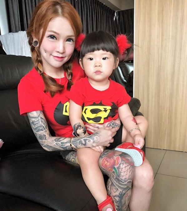 Con gái cực yêu của bà mẹ xăm trổ từng bị bố mẹ chồng cấm cửa - 11