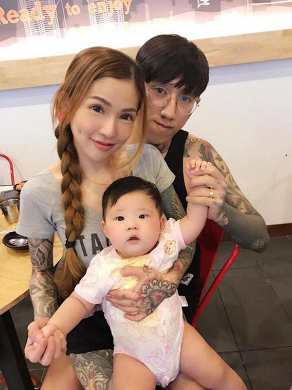 Con gái cực yêu của bà mẹ xăm trổ từng bị bố mẹ chồng cấm cửa - 3