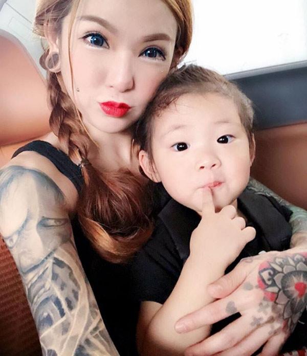 Con gái cực yêu của bà mẹ xăm trổ từng bị bố mẹ chồng cấm cửa - 4