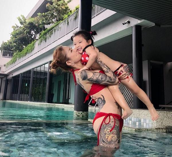 Con gái cực yêu của bà mẹ xăm trổ từng bị bố mẹ chồng cấm cửa - 8