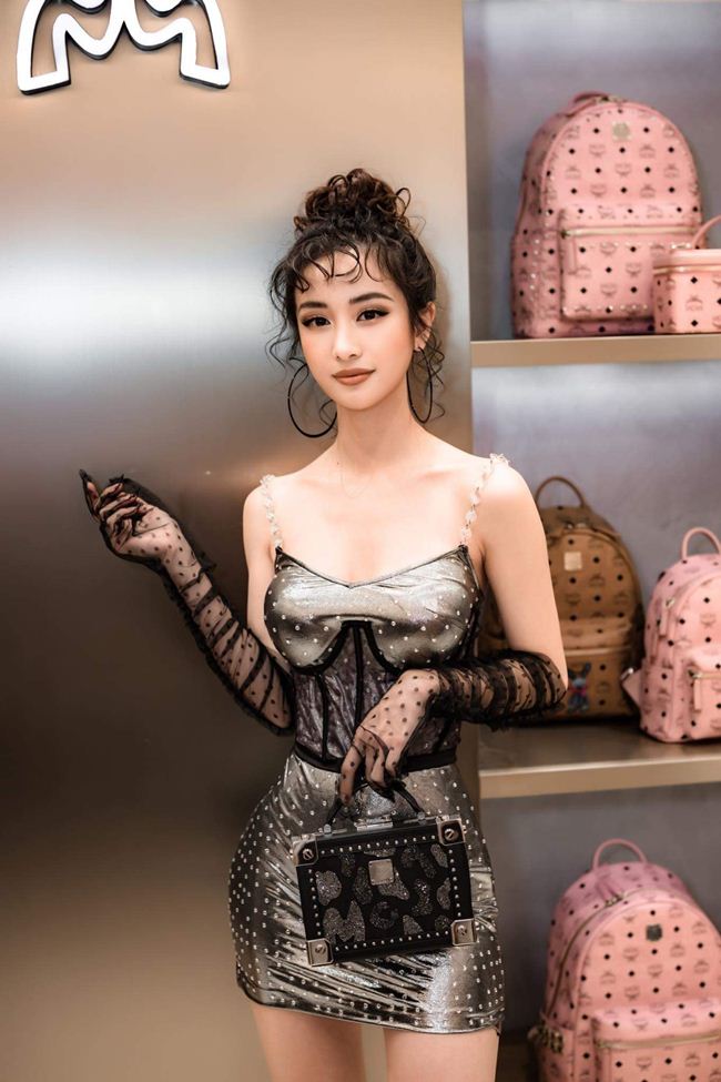 Dù không diện đầm xuyên thấu như các mỹ nhân khác nhưng thân hình của Jun Vũ như lộ ra rõ nét từng chi tiết với thiết kế vải satin bóng, ôm trọn cơ thể.