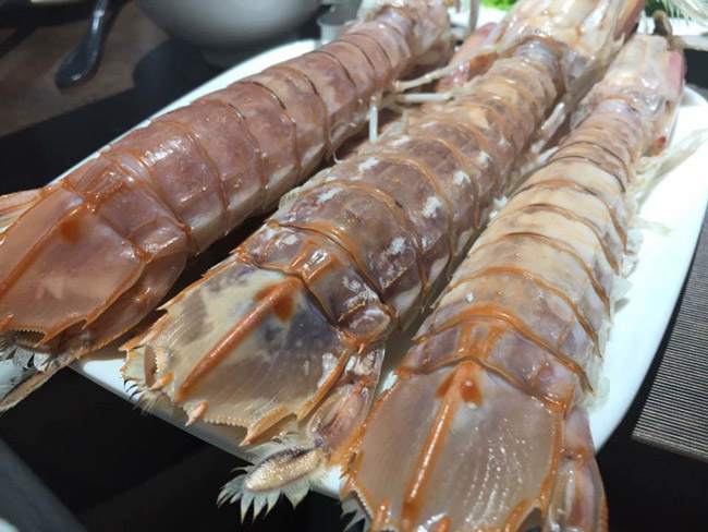 “Khách đặt cả tuần nay rồi mới rinh được 2kg loại hải sản này về đấy” - Vừa nhặt những con bề bề “khủng” sắp ra đĩa,  Huy - đầu bếp một nhà hàng trên phố Ngọc Thụy (Long Biên - Hà Nội) vừa giới thiệu với phóng viên.