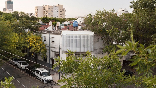Công ty kiến trúc IR Arquitectura (Argentina) đã tận dụng diện tích nhỏ còn sót lại từ một căn nhà cũ để biến thành một căn hộ đẹp và không hề chật chội. 
