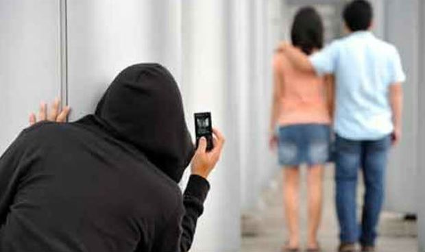 Tá hỏa khi nhìn thấy bạn gái lâu năm ôm hôn anh nuôi - 2