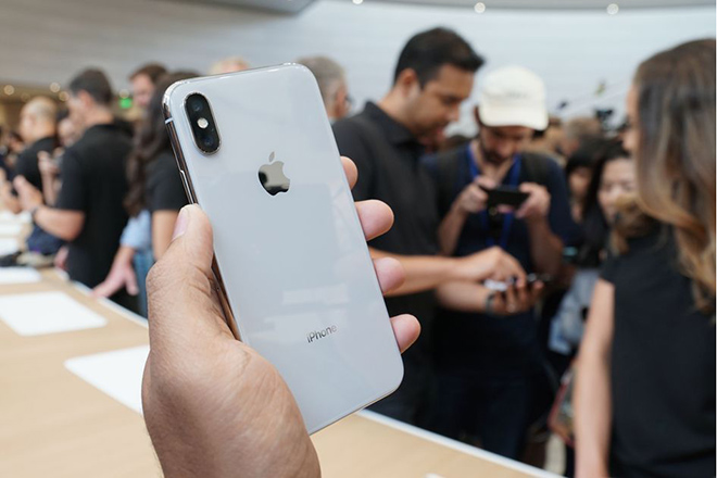 Apple giảm giá iPhone để kích thích người tiêu dùng - 1