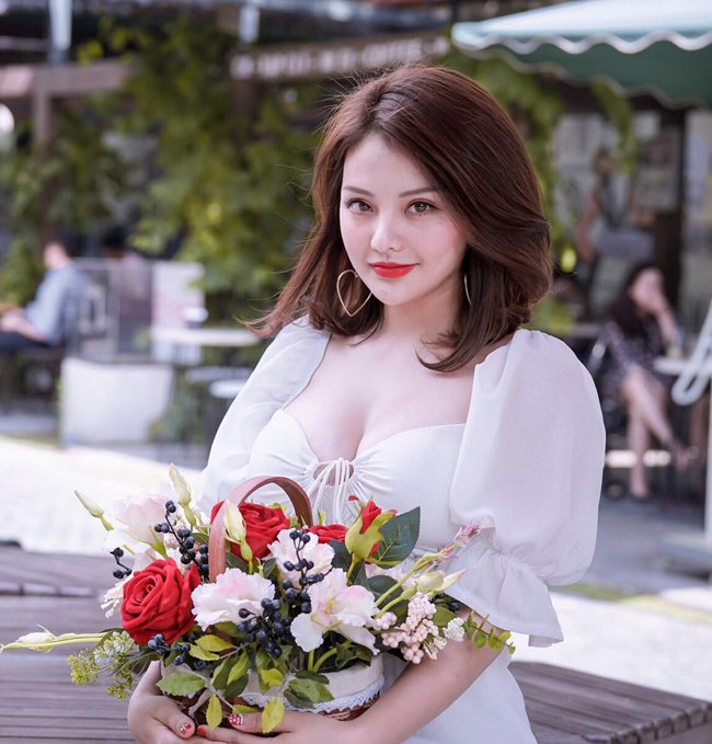 Luôn mơ ước trở thành một BTV truyền hình, song từ những năm đầu đại học, Trà My đã bén duyên với nghề diễn, mẫu ảnh.&nbsp;