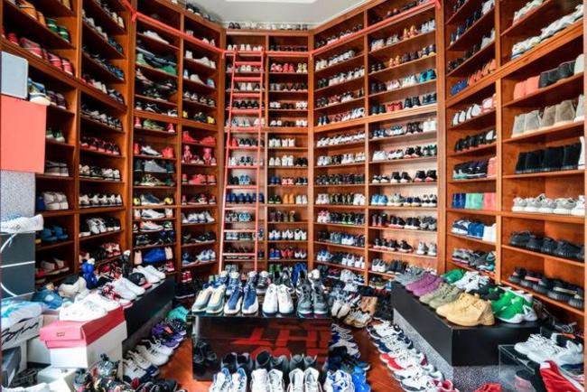 Đáng chú ý nhất là tủ giày khổng lồ với sức chứa 500 đôi giày. Khaled phải sử dụng thang để có thể tiếp cận tới những ngăn giày ở trên cao.