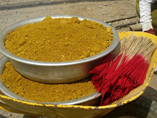 Nét đặc trưng sản phẩm nhang Việt Nam là bột hương được làm từ 2 hỗn hợp chính: Bột quế, trấu và mùn cưa. (Nguồn: Indian Times)