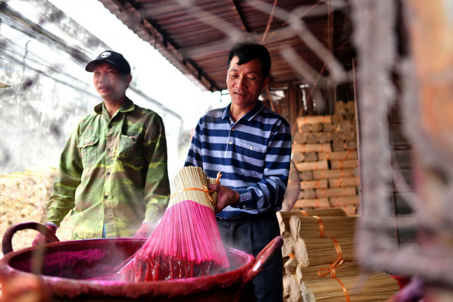 Một người dân làng nghề Việt Nam đang nhuộm nhang tre tại một xưởng ở làng Quảng Phú Cầu. (Nguồn: Indian Times)