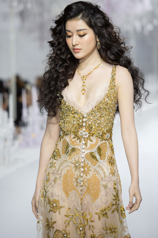 Hoàng Yến, Minh Tú và dàn hoa hậu đọ khả năng catwalk cùng trang sức đẳng cấp - 1