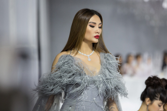 Hoàng Yến, Minh Tú và dàn hoa hậu đọ khả năng catwalk cùng trang sức đẳng cấp - 5