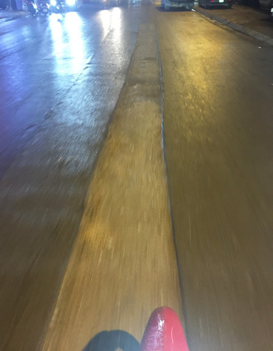 Đường ở Hà Nội bị đào xới gây tai nạn, thanh tra giao thông nói gì? - 4