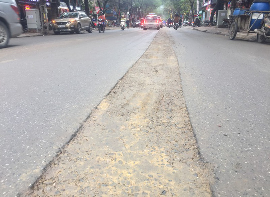 Đường ở Hà Nội bị đào xới gây tai nạn, thanh tra giao thông nói gì? - 3