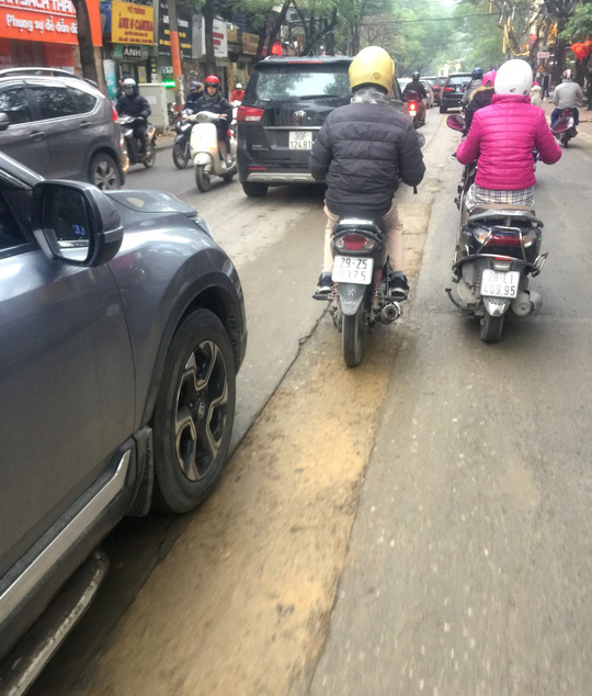 Đường ở Hà Nội bị đào xới gây tai nạn, thanh tra giao thông nói gì? - 1
