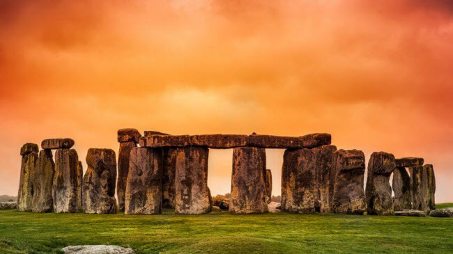 Stonehenge, Anh: Được xây dựng cách đây 4.000 đến 5.000 năm, vòng tròn đá Stonehenge hiện đang đối mặt với nguy cơ xói mòn. Nếu bạn muốn chiêm ngưỡng kỳ quan này này, hãy đặt vé sớm trước khi công trình biến dạng.