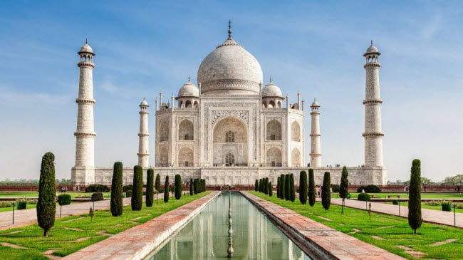 Đền Taj Mahal, Ấn Độ:  Ngôi đền đá trắng ở Ấn Độ là một trong 7 kỳ quan mới của thế giới. Nhưng không may, việc lau rửa thường xuyên các bức tương đang phá hủy bề mặt đá cũng như hoa văn của công trình.
