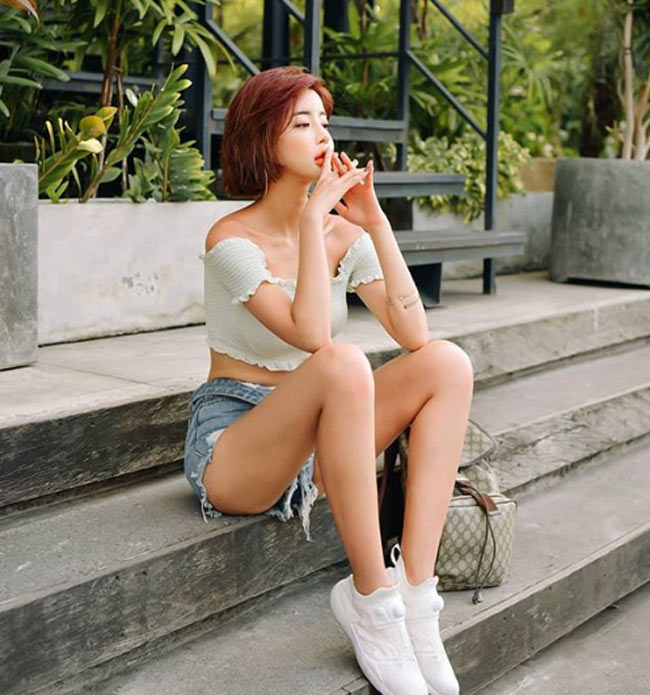 Một cách phối đồ gợi cảm cả trên lẫn dưới nhưng vẫn khá an toàn nhờ cân đối chiều dài trang phục.
