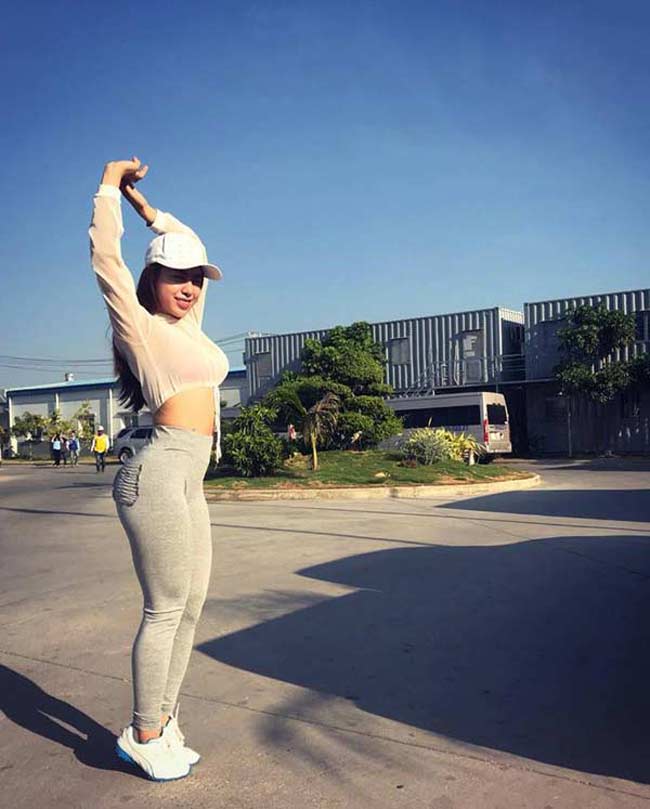 Để có&nbsp;được thân hình bốc lửa với số&nbsp;đo 3&nbsp;vòng: 92-65-95 như hiện nay cô&nbsp;đã vất vả với lịch tập 5 buổi mỗi tuần, mỗi lần tập 1 giờ.