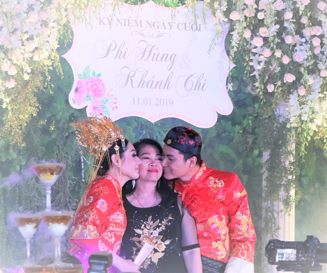 Tại lễ kỉ niệm tròn một năm ngày cưới của "công chúa" Lâm Khánh Chi và ông xã Phi Hùng, mẹ chồng nữ ca sĩ bất ngờ trao tận tay con dâu món quà đặc biệt. Đây là một cuốn sổ đỏ với tổng diện tích đất lên đến 419m2 ở quê nhà.