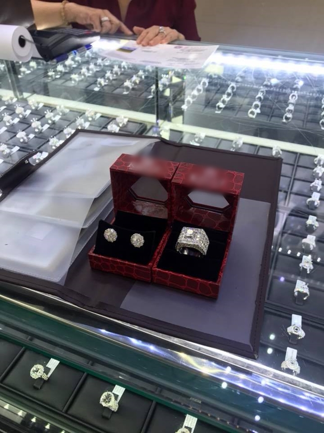 Trước khi tổ chức kỉ niệm 1 năm ngày cưới, Lâm Khánh Chi chia sẻ hai món quà là nhẫn và bông tai kim cương.