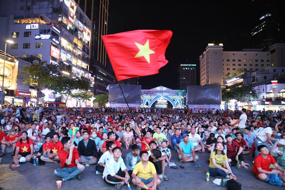 &#34;Cơn lốc áo đỏ&#34; tại quê nhà tiếp lửa tuyển Việt Nam trong trận &#34;đại chiến&#34; Asian Cup - 1