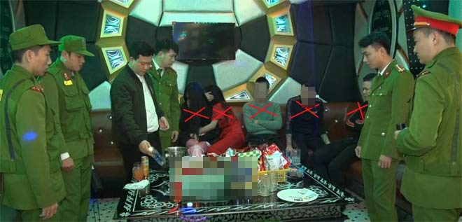 Nhóm nam nữ phê ma túy “đá” trong quán karaoke - 1