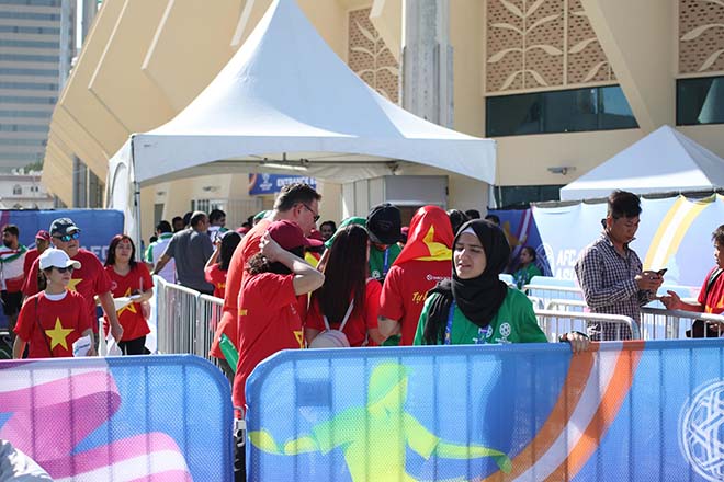 Trực tiếp fan Việt Nam từ sân Al-Nahyan (UAE): Sôi sục trên khán đài - 2