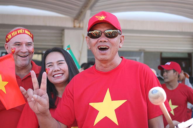 Trực tiếp fan Việt Nam từ sân Al-Nahyan (UAE): Sôi sục trên khán đài - 7