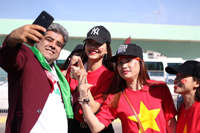 Trực tiếp fan Việt Nam từ sân Al-Nahyan (UAE): Sôi sục trên khán đài - 8