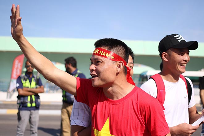 Trực tiếp fan Việt Nam từ sân Al-Nahyan (UAE): Sôi sục trên khán đài - 9