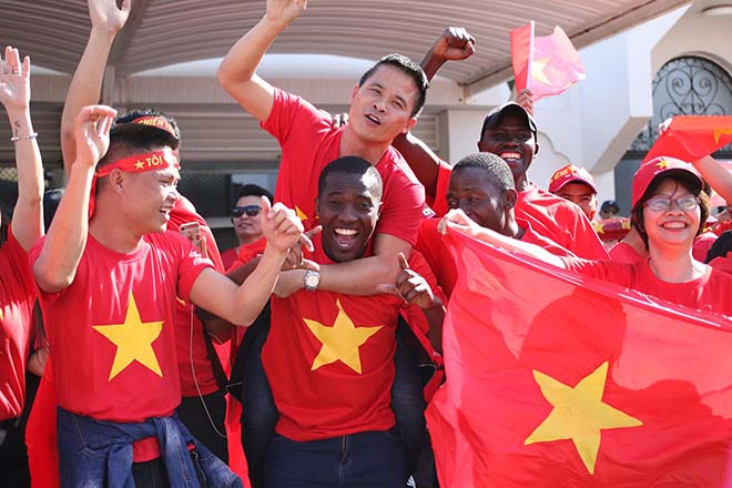 Trực tiếp fan Việt Nam từ sân Al-Nahyan (UAE): Sôi sục trên khán đài - 10