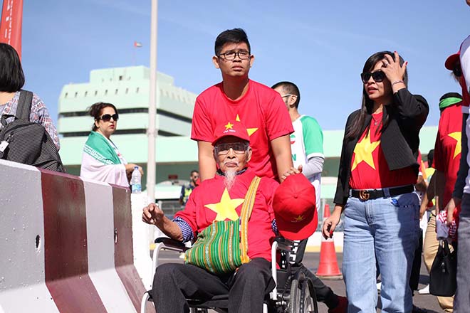 Trực tiếp fan Việt Nam từ sân Al-Nahyan (UAE): Sôi sục trên khán đài - 11