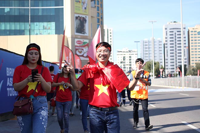 Trực tiếp fan Việt Nam từ sân Al-Nahyan (UAE): Sôi sục trên khán đài - 4
