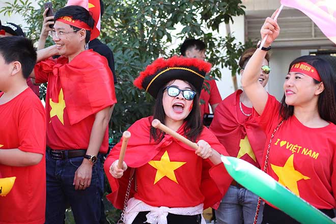 Trực tiếp fan Việt Nam từ sân Al-Nahyan (UAE): Sôi sục trên khán đài - 6