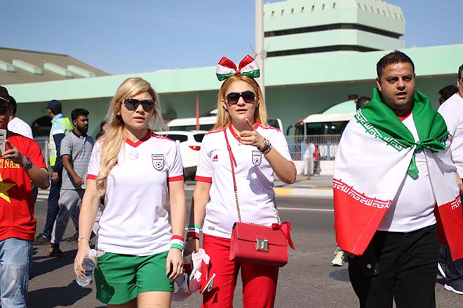 Trực tiếp fan Việt Nam từ sân Al-Nahyan (UAE): Sôi sục trên khán đài - 1