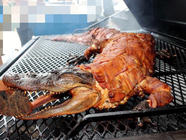 Media - Kinh hãi trước món ăn "quái vật đầm lầy" nguyên con ở Chicago