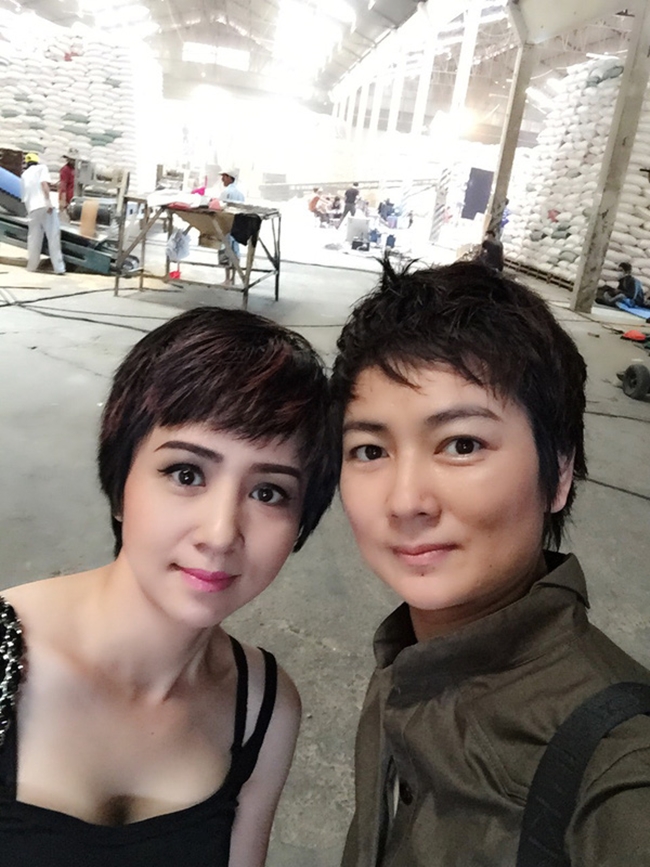 Thúy Vinh (sinh năm 1977) và Thúy Hiền (1979) là hai chị em ruột nổi tiếng trong showbiz Việt. Do mỗi người sinh sống tại một thành phố, nên thỉnh thoảng chị em Thúy Vinh - Thúy Hiền mới có dịp gặp gỡ. Cuộc sống trái ngược của hai người đẹp khiến nhiều người tò mò.