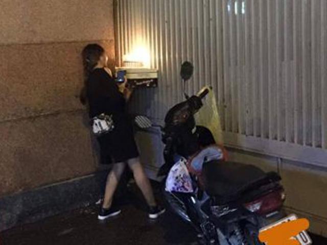 Bạn trẻ - Cuộc sống - Cô gái mừng sinh nhật bạn trai qua song sắt khiến ai cũng "phát hờn"