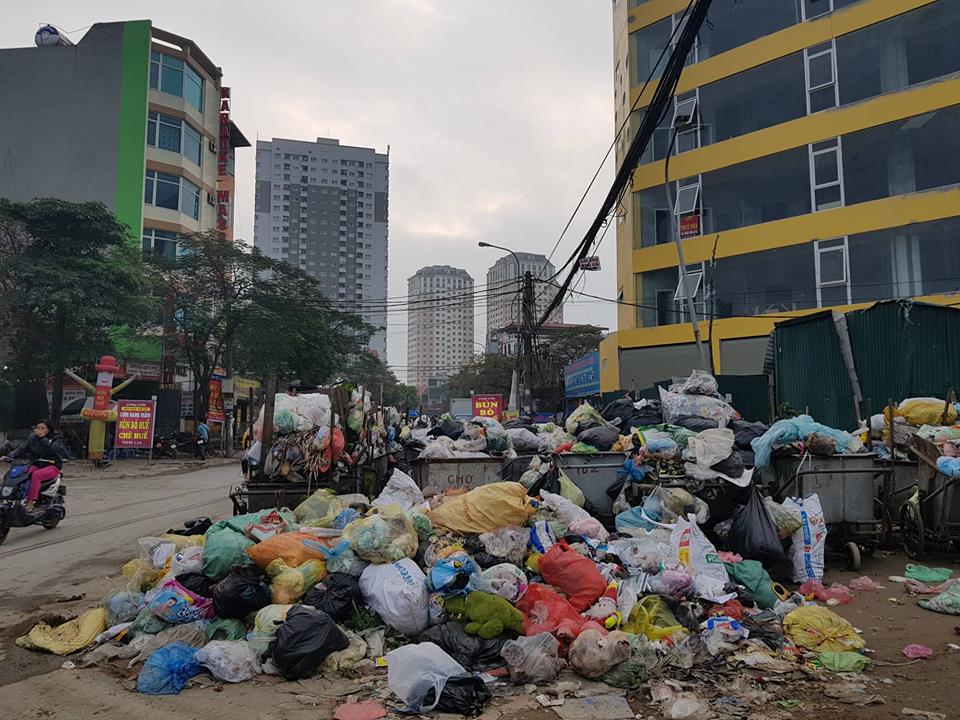 Phố phường Hà Nội ngập ngụa rác: Lãnh đạo thành phố nói gì? - 1