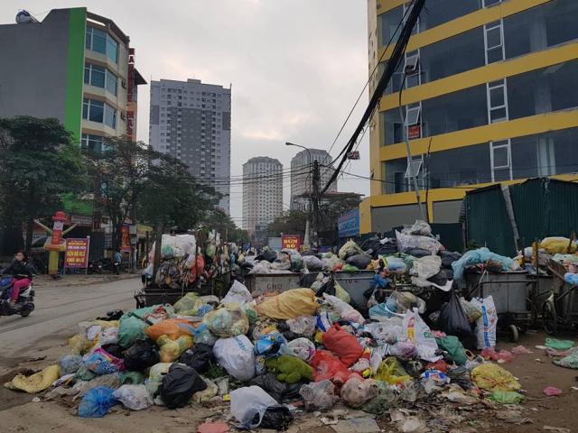 Phố phường Hà Nội ngập ngụa rác: Lãnh đạo thành phố nói gì?