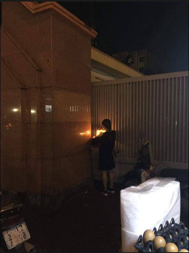 Cô gái mừng sinh nhật bạn trai qua song sắt khiến ai cũng "phát hờn" - 2