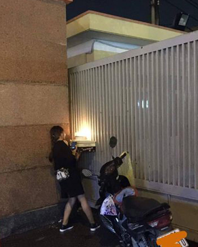 Cô gái mừng sinh nhật bạn trai qua song sắt khiến ai cũng "phát hờn" - 1