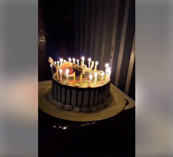 Cô gái mừng sinh nhật bạn trai qua song sắt khiến ai cũng "phát hờn" - 3