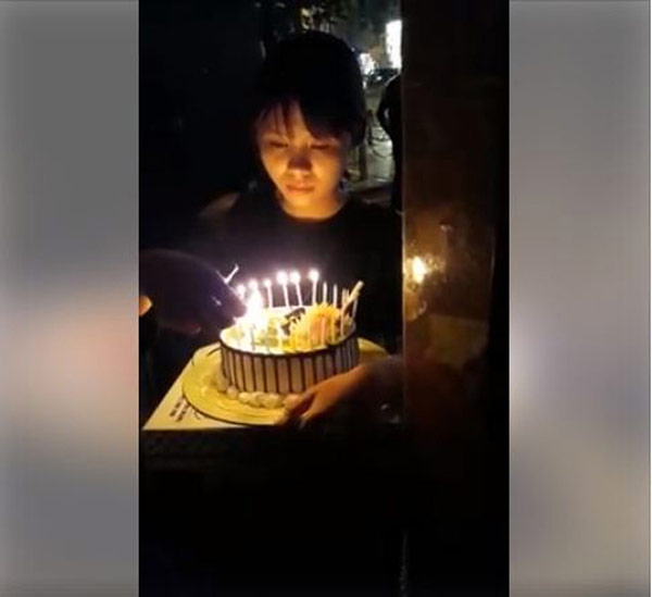 Cô gái mừng sinh nhật bạn trai qua song sắt khiến ai cũng "phát hờn" - 4