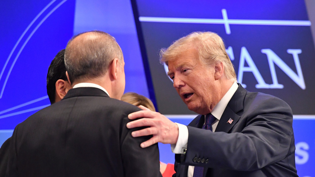 Trump dọa phạt nặng đồng minh nếu tấn công người Kurd ở Syria - 1