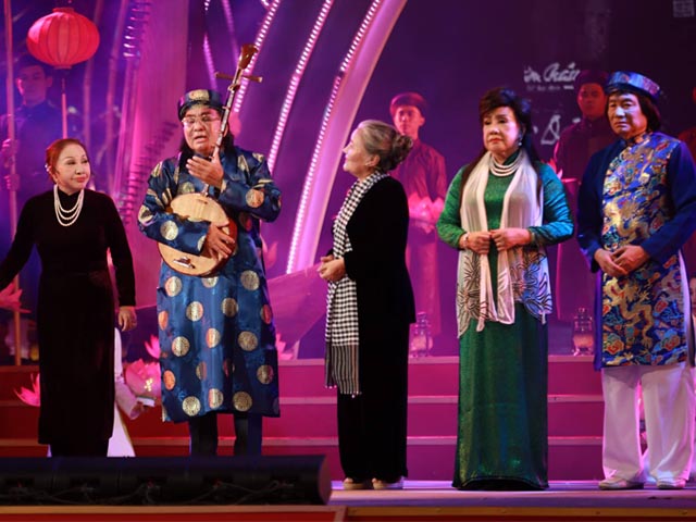 Giải trí - Dàn nghệ sĩ đình đám ghi dấu 100 năm cải lương ở phố đi bộ Nguyễn Huệ