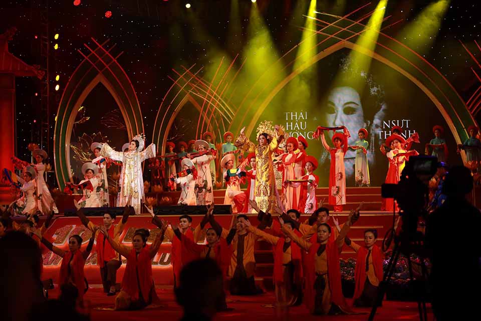 Dàn nghệ sĩ đình đám ghi dấu 100 năm cải lương ở phố đi bộ Nguyễn Huệ - 3