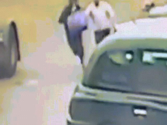 Phi thường - kỳ quặc - Video “kẻ trộm” vừa chạy ra khỏi cửa hàng đã nhận “quả báo”